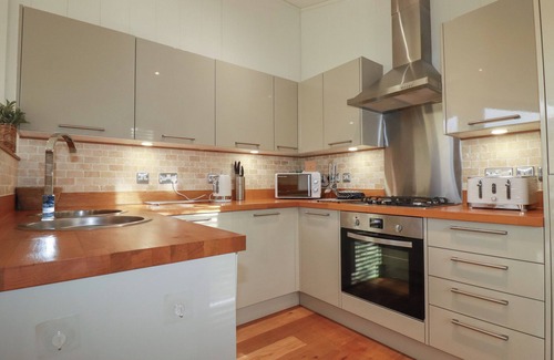 Looe Cottage | 3 HEDGEROWS, pet friendly, with hot tub in Lanreath
