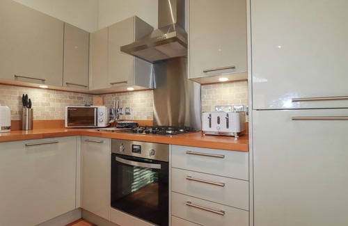 Looe Cottage | 3 HEDGEROWS, pet friendly, with hot tub in Lanreath