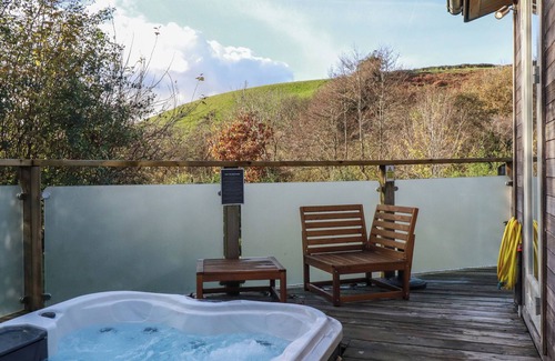 Looe Cottage | 3 HEDGEROWS, pet friendly, with hot tub in Lanreath