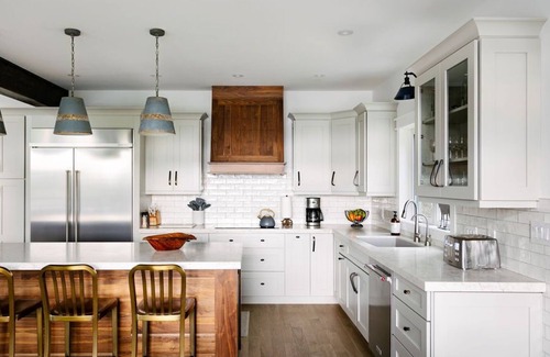 Dysart et al Cottage | 3 King Bedrooms w/3 ensuites and 7-person Hot Tub