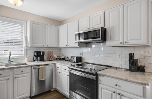 Wake Forest House | 3 King Beds | Pet Friendly | Screened-In Porch