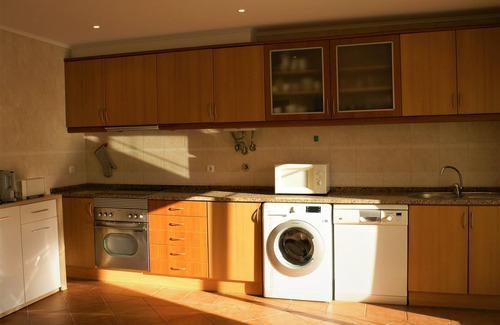 Zambujal Apartment | 3 km from Sesimbra, comfortable apartment, 12 nearby beaches, swimming pool and garden