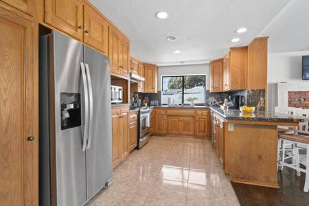 National City House | 3 Living Rooms - Spacious - Family-Friendly