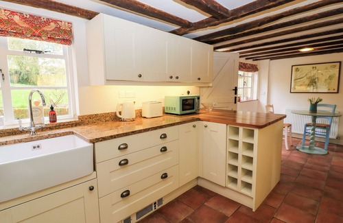 Chawton Cottage | 3 MALTHOUSE COTTAGES, pet friendly, with a garden in Alton, Hampshire