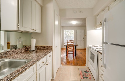 Greenland Hills Condo | 3 Mi to Downtown Dallas: Condo w/Pool Access!
