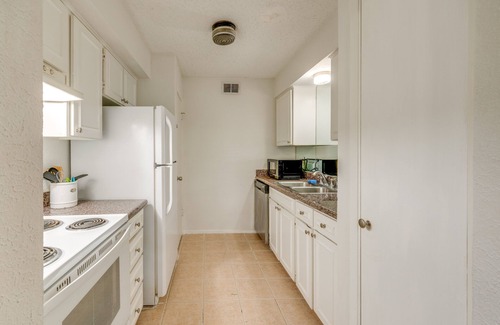 Greenland Hills Condo | 3 Mi to Downtown Dallas: Condo w/Pool Access!