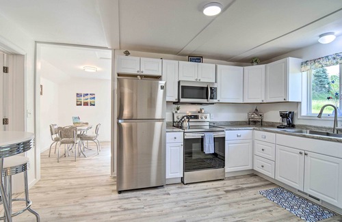 Central Lake Cottage | 3 Mi to Lake Michigan: ‘The Country Cottage’