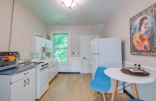 Lynchburg Apartment | 3 Mi to Liberty U Apt with Full Kitchen and King Bed!