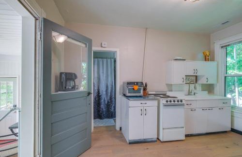 Lynchburg Apartment | 3 Mi to Liberty U Apt with Full Kitchen and King Bed!