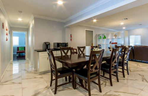 Southwest Anaheim House | 3 miles to Disneyland, 13 miles to the beach, ideal for a big group or families!