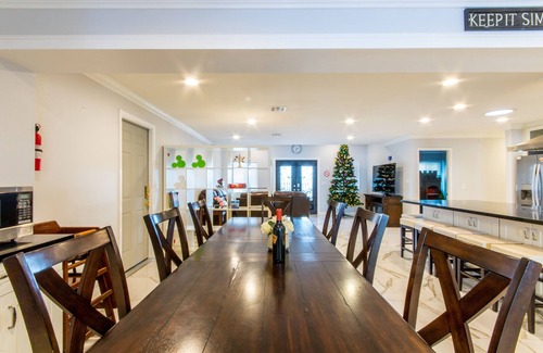 Southwest Anaheim House | 3 miles to Disneyland, 13 miles to the beach, ideal for a big group or families!