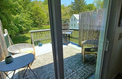 Wakefield-Peacedale Apartment | 3 Miles to Narragansett Beach! Avoid the traffic by staying in Wakefield!