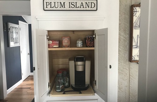 Newbury House | 3 Min Walk To Beach & Eateries ~ Warm & Cozy Year Round ~ Lg. Private Backyard