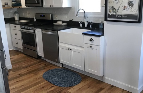 Newbury House | 3 Min Walk To Beach & Eateries ~ Warm & Cozy Year Round ~ Lg. Private Backyard