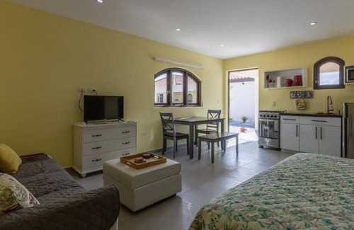 Boroncana House | 3 Minute Drive to Palm Beach!
