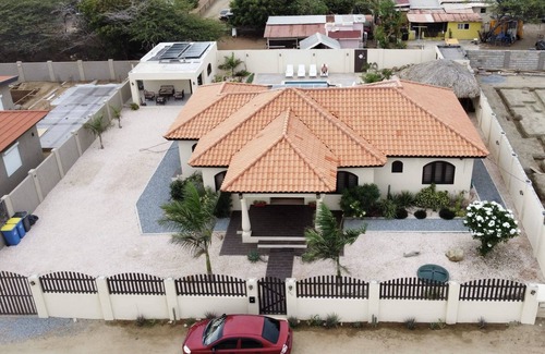 Boroncana House | 3 Minute Drive to Palm Beach!