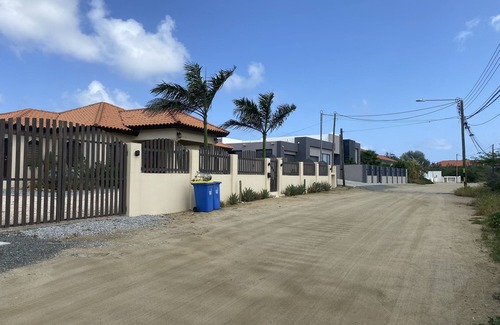 Boroncana House | 3 Minute Drive to Palm Beach!