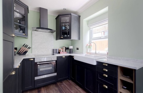 Brixton Apartment | 3 minute walk to underground! Family sized apartment with patio!