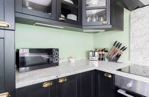 Brixton Apartment | 3 minute walk to underground! Family sized apartment with patio!
