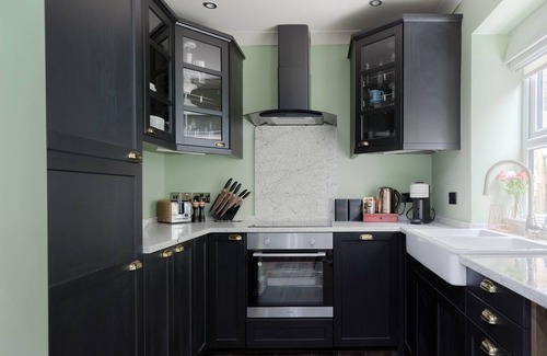 Brixton Apartment | 3 minute walk to underground! Family sized apartment with patio!