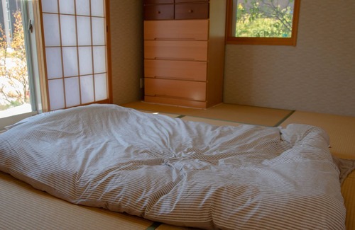 Fujikawaguchiko House | 3 minutes drive to Fujikyu Highland! It takes only 5 minutes to reach the shore of Kawaguchi Lake. Many convenience stores and supermarkets nearby. Accommodates up to 7 people. You can also barbecue in the garden!