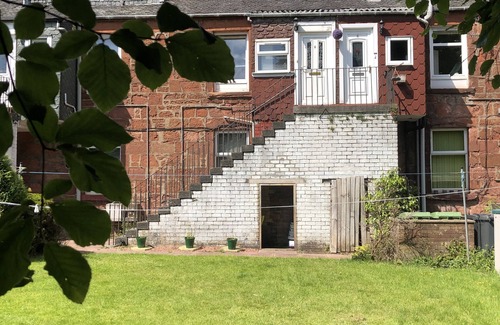 Alexandria Apartment | 3 Minutes from Loch Lomond, dog friendly.
