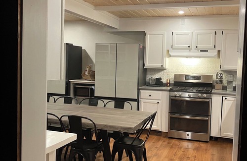 Killington House | 3 minutes to Killington Ski Resort - Sleeps 16 - Hot Tub