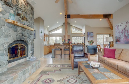 Sunriver House | 3 Mulligan Home features Hot Tub on Private Deck and Wood-Burning Fireplace by RedAwning