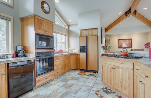 Sunriver House | 3 Mulligan Home features Hot Tub on Private Deck and Wood-Burning Fireplace by RedAwning