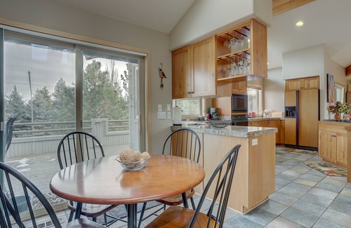 Sunriver House | 3 Mulligan Home features Hot Tub on Private Deck and Wood-Burning Fireplace by RedAwning