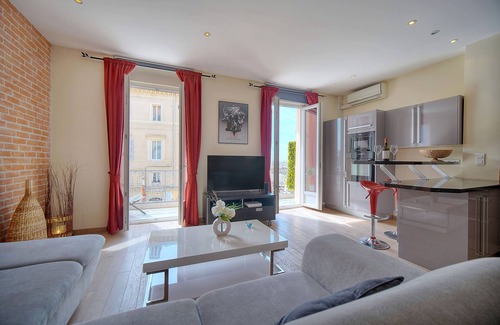 Cannes City Centre Apartment | 3 pièces avec balcon, vue sur le Vieux Port A2B022
