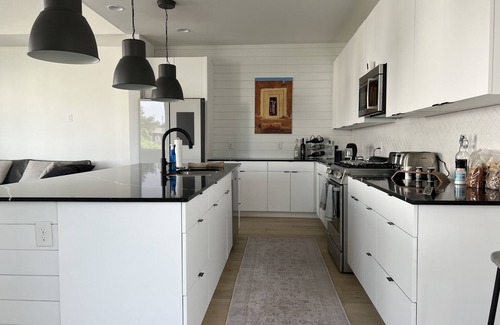 East MLK House | 3 Private Balconies. Sleeps 5. 5 Min From H-E-B and Muller Park