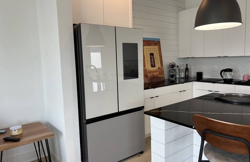 East MLK House | 3 Private Balconies. Sleeps 5. 5 Min From H-E-B and Muller Park