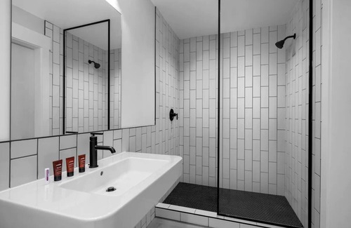 People's Freeway Hotel | 3 Rafter Rooms at evo Hotel, Free Parking & Dogs are Welcome!