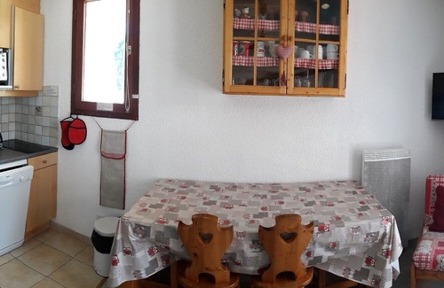 Risoul Apartment | 3-room apartment 31m2 bright, pleasant, ideally located, on the slopes, south-facing