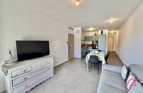 Pietrosella Apartment | 3-room apartment, beach 500m, air-conditioned, parking