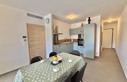 Pietrosella Apartment | 3-room apartment, beach 500m, air-conditioned, parking