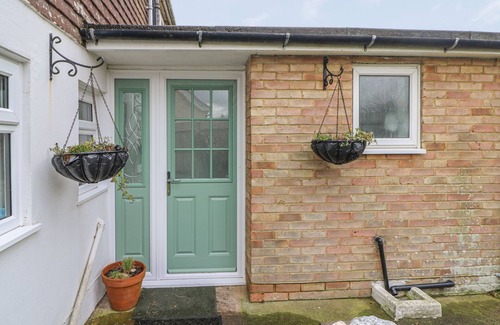 Pevensey House | 3 SEAVIEW COTTAGES, family friendly, with a garden in Normans Bay