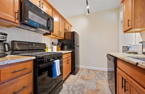 North Oakland Apartment | 3 Story home w/11 beds! | Close to Pitt & CMU!