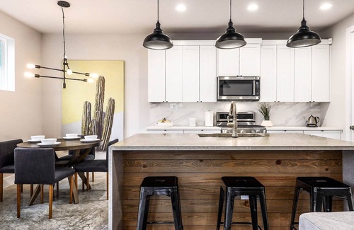 Chestnut House | 3 Story Retreat - Minutes to Airport, Downtown!