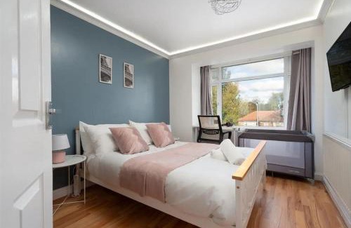 Cheetham Hill Apartment | 3 Story Spacious House Close to Etihad & Coop Live, Free Parking, Sleeps 9