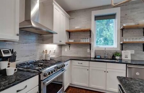 Eighth Avenue House | 3 Townhomes 10 BDR/3 Miles to Broadway!