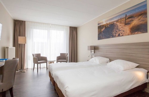 Callantsoog Hotel | 3 Units | Group Friendly Callanstoog Stay, Beach Adventures, Golf & Pool Access