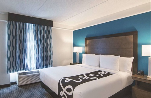 Orlando House | 3 x King Bed Deluxe Suite, Pool View at La Quinta Inn by Wyndham Orlando UCF