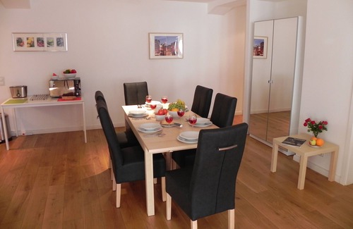 Winterhude Apartment | 3-Zi.-Apartment "Kampnagel" modern apartment up to 8 people, incl. WIFI
