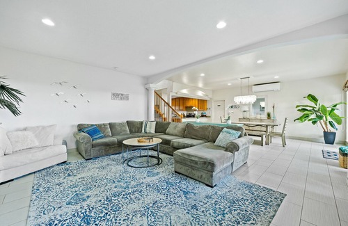 Hauula House | 30 day Perfect “BEACHFRONT “ Getaway! Steps to the beach through the backyard