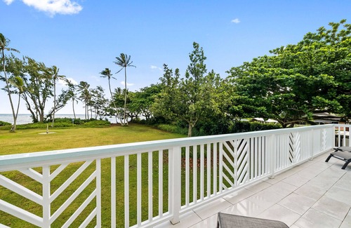 Hauula House | 30 day Perfect “BEACHFRONT “ Getaway! Steps to the beach through the backyard