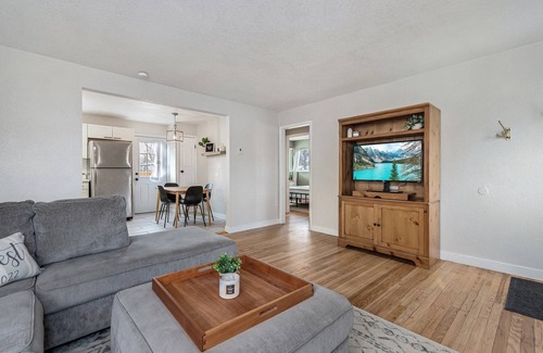 Harvey Park House | 30+ Day, Pet Friendly, King-Size Bed - 15 Min to Downtown!