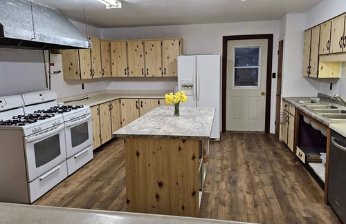 Dysart et al House | 30 Guests Group Getaway House House near lake and lawn