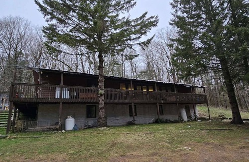 Dysart et al House | 30 Guests Group Getaway House House near lake and lawn